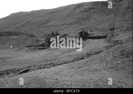 L'une des nombreuses ruines à la Cwmystwyth Mines d'argent/de plomb au milieu du Pays de Galles. L'ancienne mine de plomb Cwmystwyth dans l'angle supérieur d'Afon Ystwyt Banque D'Images