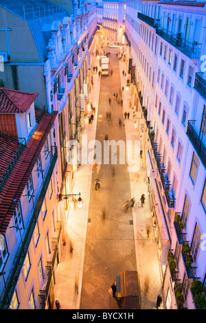 Rua do Carmo, rue piétonne commerçante de quartier du Chiado de Lisbonne, Portugal Banque D'Images