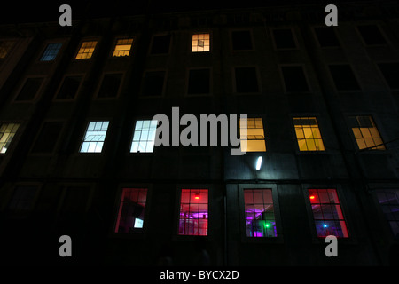 Vitres teintés dans un bâtiment de nuit. Banque D'Images
