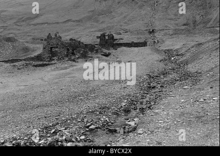 L'une des nombreuses ruines à la Cwmystwyth Mines d'argent/de plomb au milieu du Pays de Galles. L'ancienne mine de plomb Cwmystwyth dans l'angle supérieur d'Afon Ystwyt Banque D'Images