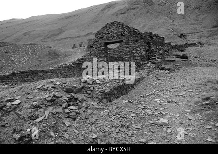 L'une des nombreuses ruines à la Cwmystwyth Mines d'argent/de plomb au milieu du Pays de Galles. L'ancienne mine de plomb Cwmystwyth dans l'angle supérieur d'Afon Ystwyt Banque D'Images