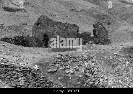 L'une des nombreuses ruines à la Cwmystwyth Mines d'argent/de plomb au milieu du Pays de Galles. L'ancienne mine de plomb Cwmystwyth dans l'angle supérieur d'Afon Ystwyt Banque D'Images