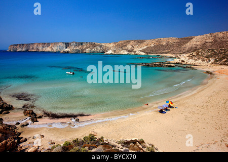 L'une des nombreuses belles plages de Koufonissi, une petite île inhabitée, à environ 3 milles au sud de la Crète, Grèce Banque D'Images