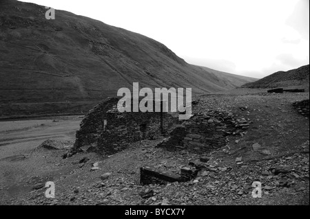 L'une des nombreuses ruines à la Cwmystwyth Mines d'argent/de plomb au milieu du Pays de Galles. L'ancienne mine de plomb Cwmystwyth dans l'angle supérieur d'Afon Ystwyt Banque D'Images