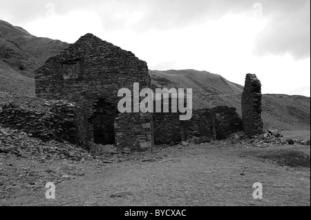 L'une des nombreuses ruines à la Cwmystwyth Mines d'argent/de plomb au milieu du Pays de Galles. L'ancienne mine de plomb Cwmystwyth dans l'angle supérieur d'Afon Ystwyt Banque D'Images