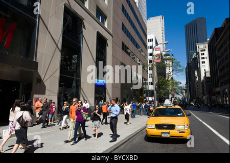 Les gens sur la Cinquième Avenue, New York City, États-Unis d'Amérique Banque D'Images