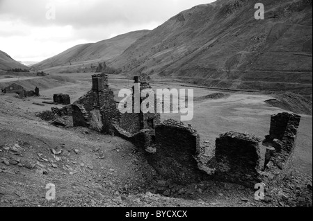 L'une des nombreuses ruines à la Cwmystwyth Mines d'argent/de plomb au milieu du Pays de Galles. L'ancienne mine de plomb Cwmystwyth dans l'angle supérieur d'Afon Ystwyt Banque D'Images