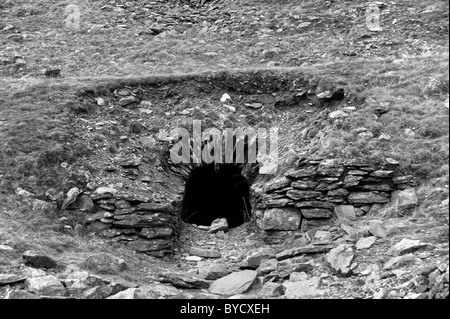 L'une des nombreuses ruines à la Cwmystwyth Mines d'argent/de plomb au milieu du Pays de Galles. L'ancienne mine de plomb Cwmystwyth dans l'angle supérieur d'Afon Ystwyt Banque D'Images