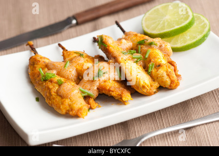 Brochettes de poulet mariné, sauce aux arachides Banque D'Images