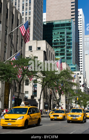 Des taxis jaunes New York sur la Cinquième Avenue, New York City, États-Unis d'Amérique Banque D'Images