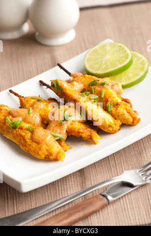 Brochettes de poulet mariné, sauce aux arachides Banque D'Images
