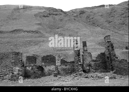 L'une des nombreuses ruines à la Cwmystwyth Mines d'argent/de plomb au milieu du Pays de Galles. L'ancienne mine de plomb Cwmystwyth dans l'angle supérieur d'Afon Ystwyt Banque D'Images