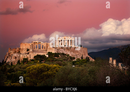 Le Parthénon et les Propylées de l'Acropole sous la poussière d'Afrique sur un tard en soirée. Grèce, Athènes Banque D'Images