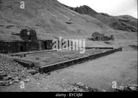 L'une des nombreuses ruines à la Cwmystwyth Mines d'argent/de plomb au milieu du Pays de Galles. L'ancienne mine de plomb Cwmystwyth dans l'angle supérieur d'Afon Ystwyt Banque D'Images