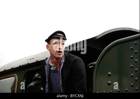 Conducteur de train locomotive à vapeur donne pour l'ensemble de s'écarter clairement great central railway, lougborough, England, UK Banque D'Images