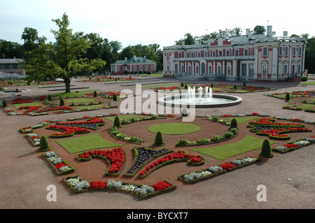 Jardin du palais baroque géométrique The Kadriorg à Tallinn, Estonie, Europe Banque D'Images