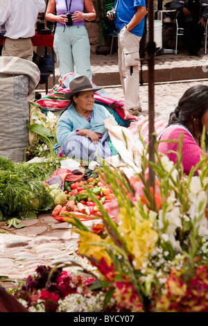 Vieille dame s'assit sur le marché à la Vallée Sacrée, Pisac, Pérou, Amérique du Sud. Banque D'Images