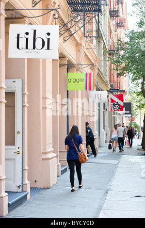 Boutiques de vêtements de créateurs à Wooster Street, SoHo, New York City, USA Banque D'Images
