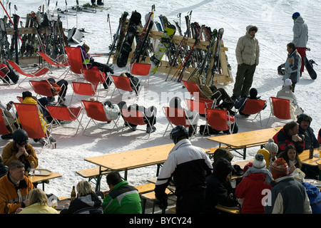 Les skieurs de vous détendre dans des chaises longues dans un restaurant Le Col Rodela près du Passo Sella Sellajoch Selva Val Gardena Dolomites Italie Banque D'Images