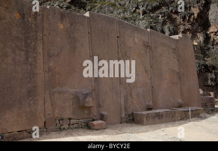 Le travail de pierre Inca à Ollantaytambo, Pérou, Amérique du Sud Banque D'Images