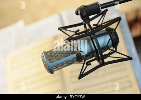 Studio encore de microphone. Sur un fond de notes. Selective focus Banque D'Images