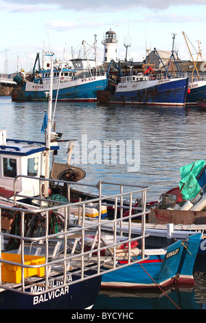 Les bateaux de pêche et chalutiers ancrés sur les quais et le port de Scarborough, Yorkshire Banque D'Images