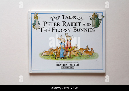 Les contes de Pierre Lapin et le Flopsy Bunnies livre par Beatrix Potter isolé sur fond blanc Banque D'Images