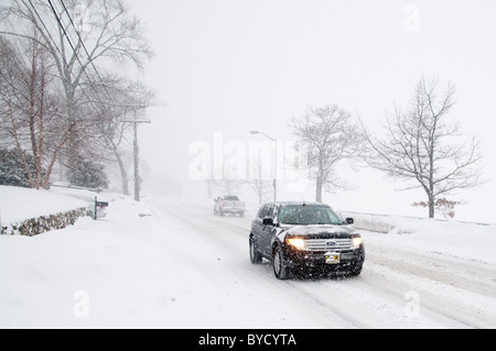 Matin, le trafic est faible sur la rue Main, à Wakefield, MA, pendant une tempête qui a causé la fermeture de toutes les écoles de la ville. Banque D'Images