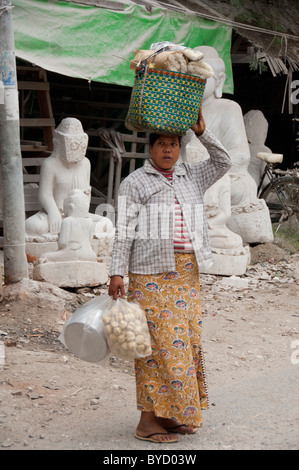 Myanmar (Birmanie), aka Mandalay. Les sculpteurs de pierre quartier. Banque D'Images
