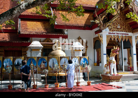 Adorateur de donner de l'argent à l'épargne, Wat Phra That Doi Suthep, Chiang Mai, Thaïlande Banque D'Images