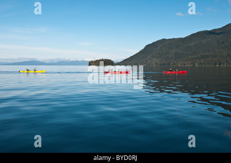 De l'Alaska. Kayak à Windham Bay dans la région sauvage de la rivière Chuck, forêt nationale de Tongass, sud-est de l'Alaska. (MR) Banque D'Images