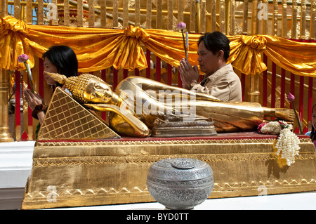 Fidèles à fleur de lotus dans les mains encerclant le Chedi, Wat Phra That Doi Suthep, Chiang Mai, Thaïlande Banque D'Images