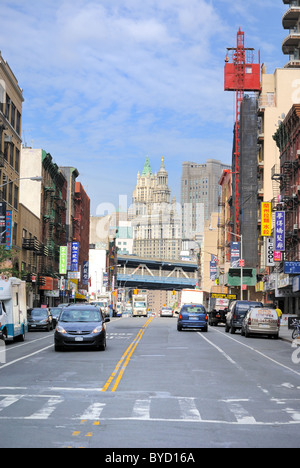 East Broadway New York City fait partie du quartier chinois, avec le bâtiment municipal dans l'arrière-plan. Le 11 mai 2010. Banque D'Images