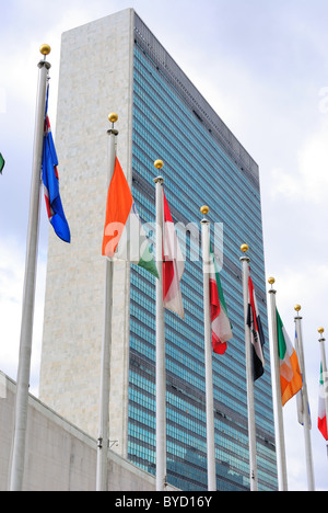 Le bâtiment des Nations Unies avec les drapeaux dans la ville de New York. 17 juin 2010. Banque D'Images