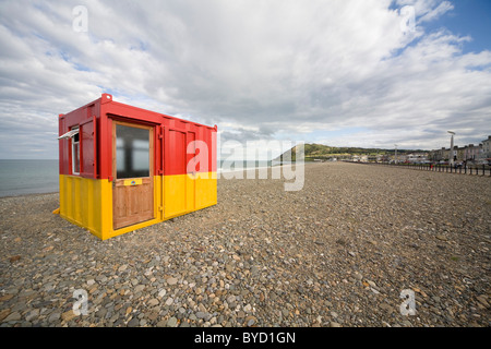 Jaune et rouge garde vie hut sur stoney plage de galets en Irlande Banque D'Images