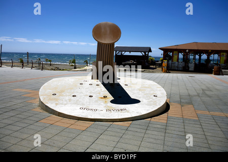 Cadran solaire géant sur la plage de Torrox Costa, Costa del Sol, Andalousie, Espagne, de la Méditerranée, l'Espagne, l'immense, l'énergie solaire, de l'horloge, l'espagnol, Banque D'Images