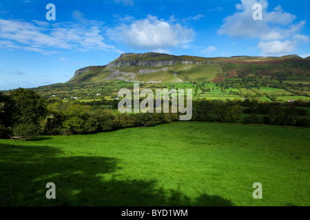 Benbulben et King's Mountain en pays de Yeats, Comté de Sligo, Irlande Banque D'Images