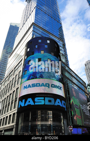 Le panneau électronique NASDAQ à Times Square. La ville de New York. 18 avril, 2010. Banque D'Images