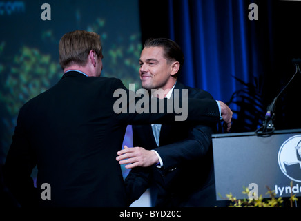 Réalisateur Christopher Nolan Leo Di Caprio donne une accolade après avoir reçu le prix principal moderne Banque D'Images