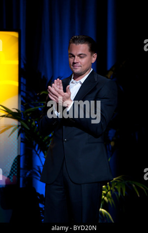 Création star Leo Di Caprio applaudit réalisateur Christopher Nolan qui reçoit le prix à SBiFF Modern Master Banque D'Images