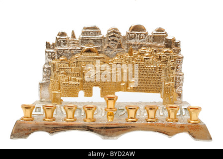 Une menorah avec une image représentant la vieille ville de Jérusalem. Banque D'Images