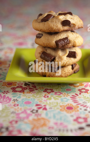 Pile de cookies aux pépites de chocolat sur la plaque de couleur Banque D'Images