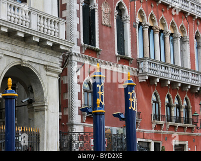 Bollards colorés pour les bateaux-taxis à Venise Banque D'Images