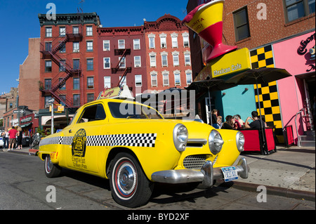 1950 Studebaker taxi jaune sur la 7ème Avenue, Greenwich Village, New York City, USA Banque D'Images