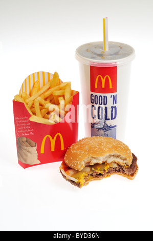 Mcdonald's en quart de livre avec fromage bouchée prise hors, frites et soda sur fond blanc. Banque D'Images