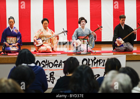 Un groupe de musiciens jouent les Japonais shamisen traditionnel à trois cordes instruments pendant le festival du Nouvel An à Olympie Banque D'Images