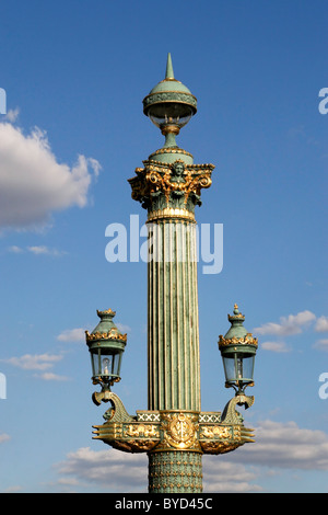 Ornate street lampe en place de la Concorde, Paris, France, Europe Banque D'Images