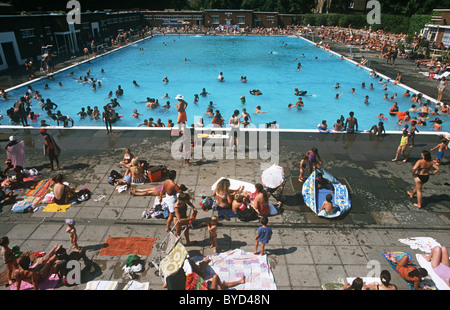 Au cours d'une canicule d'août, la population de Brixton et beaucoup d'autres de tout Londres, prendre la météo radieuse au Lido. Banque D'Images