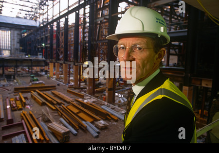 Directeur de la Tate Modern Sir Nick Serota durant la rénovation de plusieurs millions de galerie power station à l'art gallery. Banque D'Images