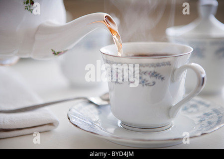 Tasse fumante de thé en porcelaine fine Banque D'Images